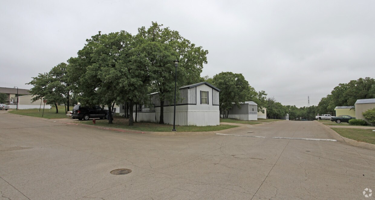 Briarwood Mobile Home Park Apartments in Fort Worth, TX