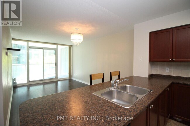 Building Photo - 30-830 Grand Trunk Crescent