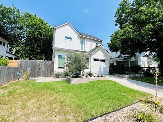 Building Photo - 2911 E 4th St