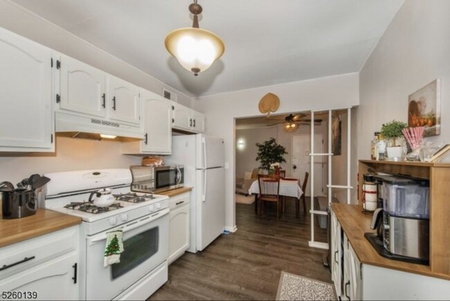 Foto del edificio - 221 Ringwood Ave