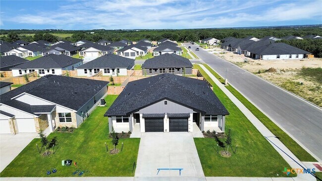 Foto del edificio - 902 Cherry Laurel Ln