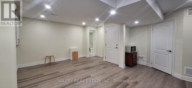 Building Photo - 68 Mullis Crescent