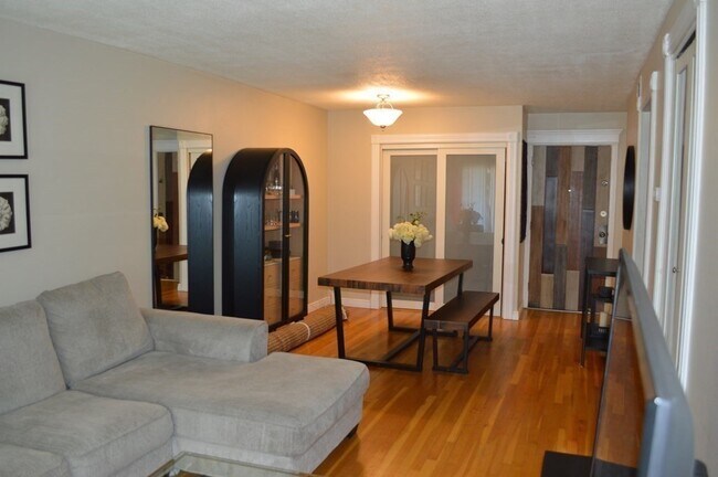 Foto del edificio - 790 Hyde Park Ave