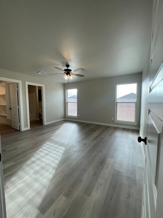 Foto del edificio - Brand new 3 bd/2 bth home in quiet neighborhood! Turf backyard with plants! All appliances! 10 mi...