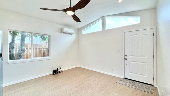 Building Photo - 421C Olomana St