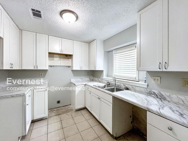Foto del edificio - 6140 Village Park Rd
