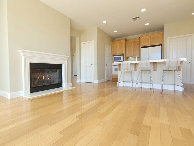 Building Photo - Spacious & Bright 4BR/3BA Available For Re...