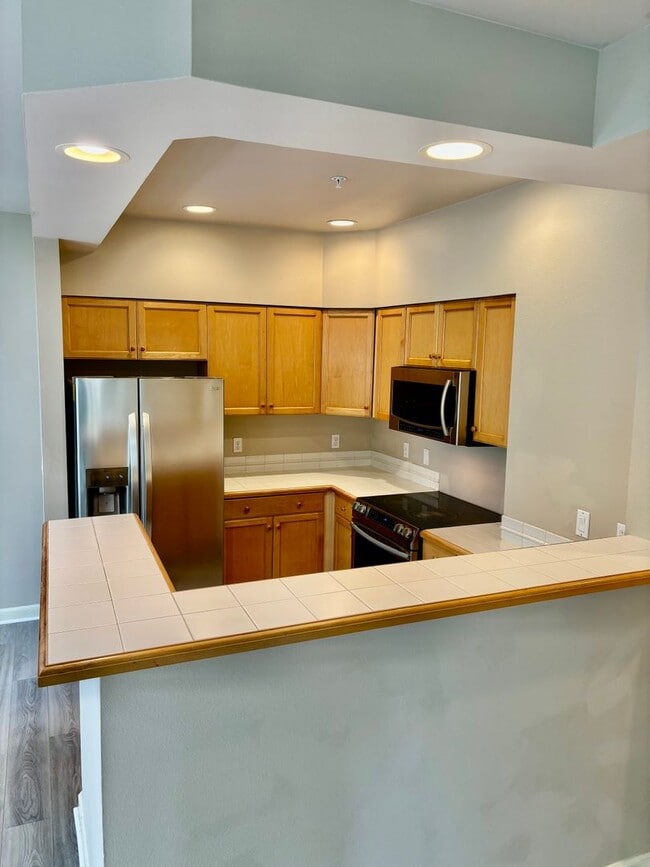 Building Photo - 2 Bed / 2 Bath Bellevue Condo $2,595/mo