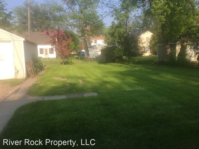 Building Photo - 3 br, 1.5 bath House - 1449 University Dri...