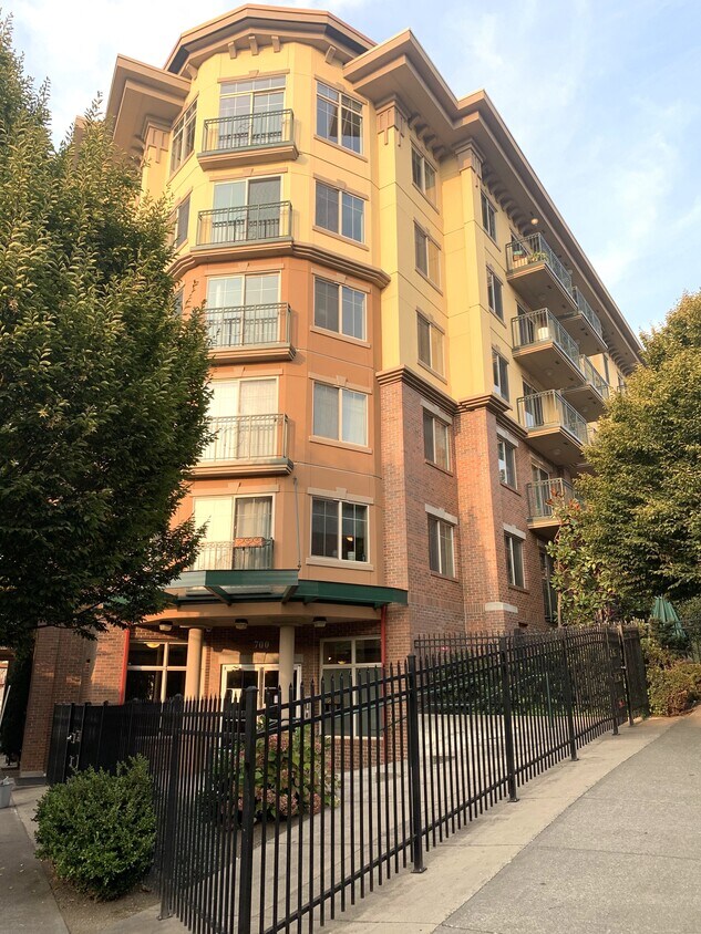 Primary Photo - 700 E Denny Way