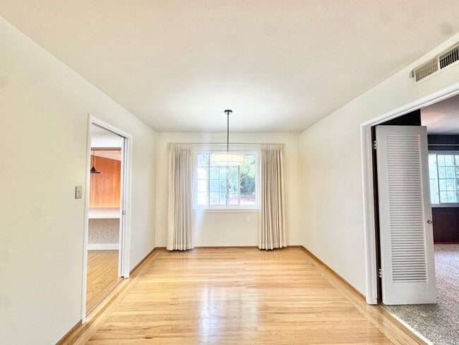 Foto del edificio - Stunning 3-bedroom, 2-bathroom home with a bonus room/office!