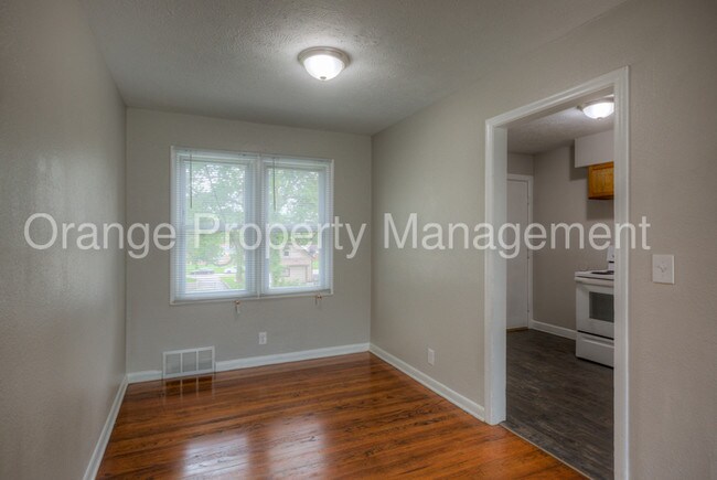 Building Photo - FONTENELLE VIEW-NO APP FEE-MI SPECIAL