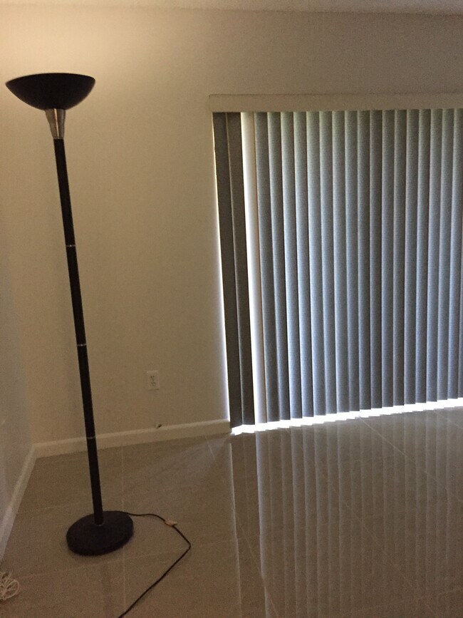 Foto del edificio - 805 NE 199th St