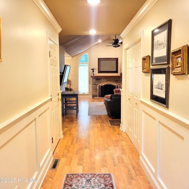 Building Photo - 4 Pine Orchard Pl