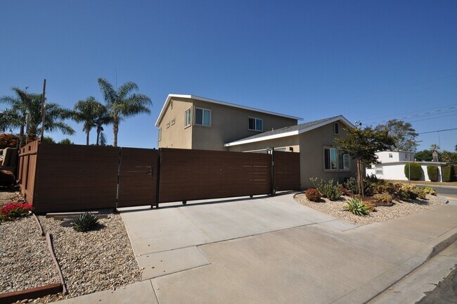 Foto del edificio - 7BD/5BA, LOTS of Parking!! (Lease out, pen...