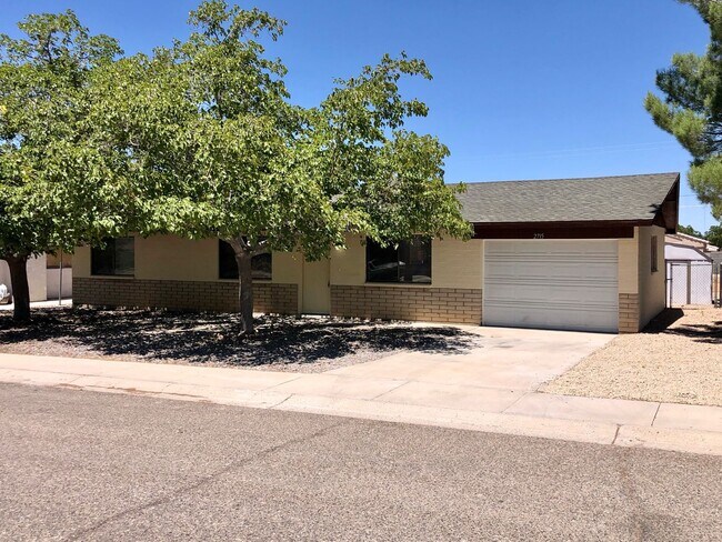 Foto del edificio - Cute 3 Bedroom Home near Hualapai Mt. School.