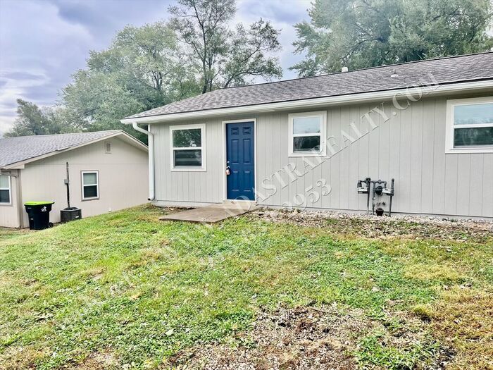 Primary Photo - Like New 2 Bed 1 Bath Duplex in Grandview-...