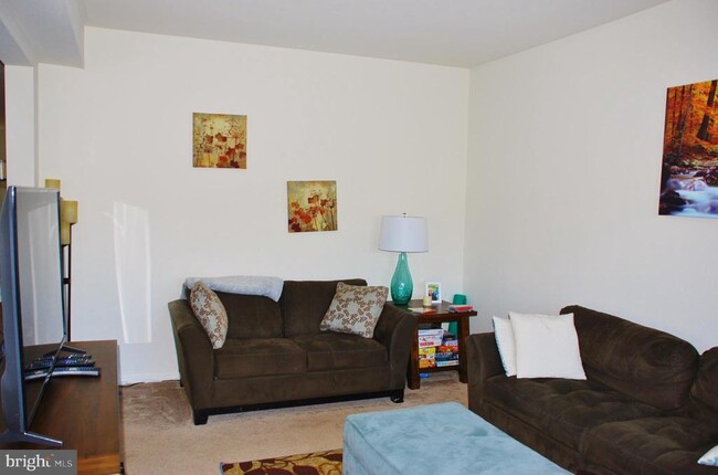 Building Photo - 2108 Hanford Way