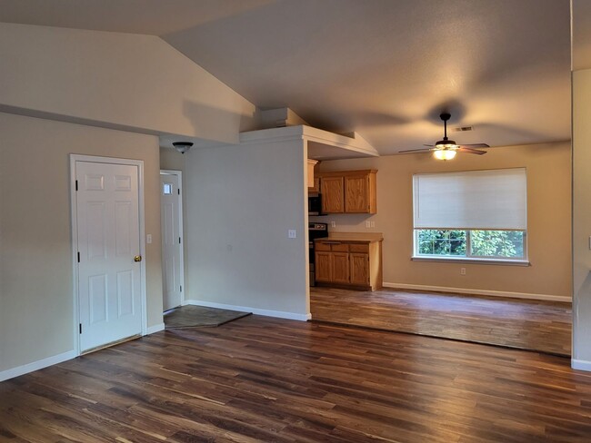 Foto del edificio - 3 bed 2 bath Home for Rent in Grants Pass