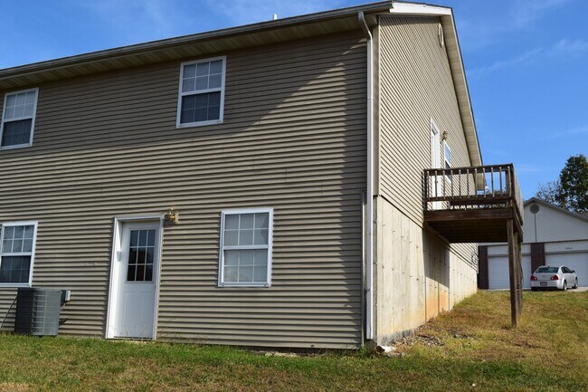 Foto del edificio - Spacious 3 bedroom, 2 bathroom duplex!