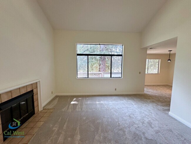 Building Photo - $3095 - 2 Bed/2 Bath Upstairs Condo with C...
