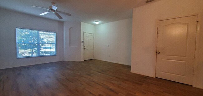 Foto del edificio - Beautiful 2-Bedroom, 2.5-Bathroom Townhome...