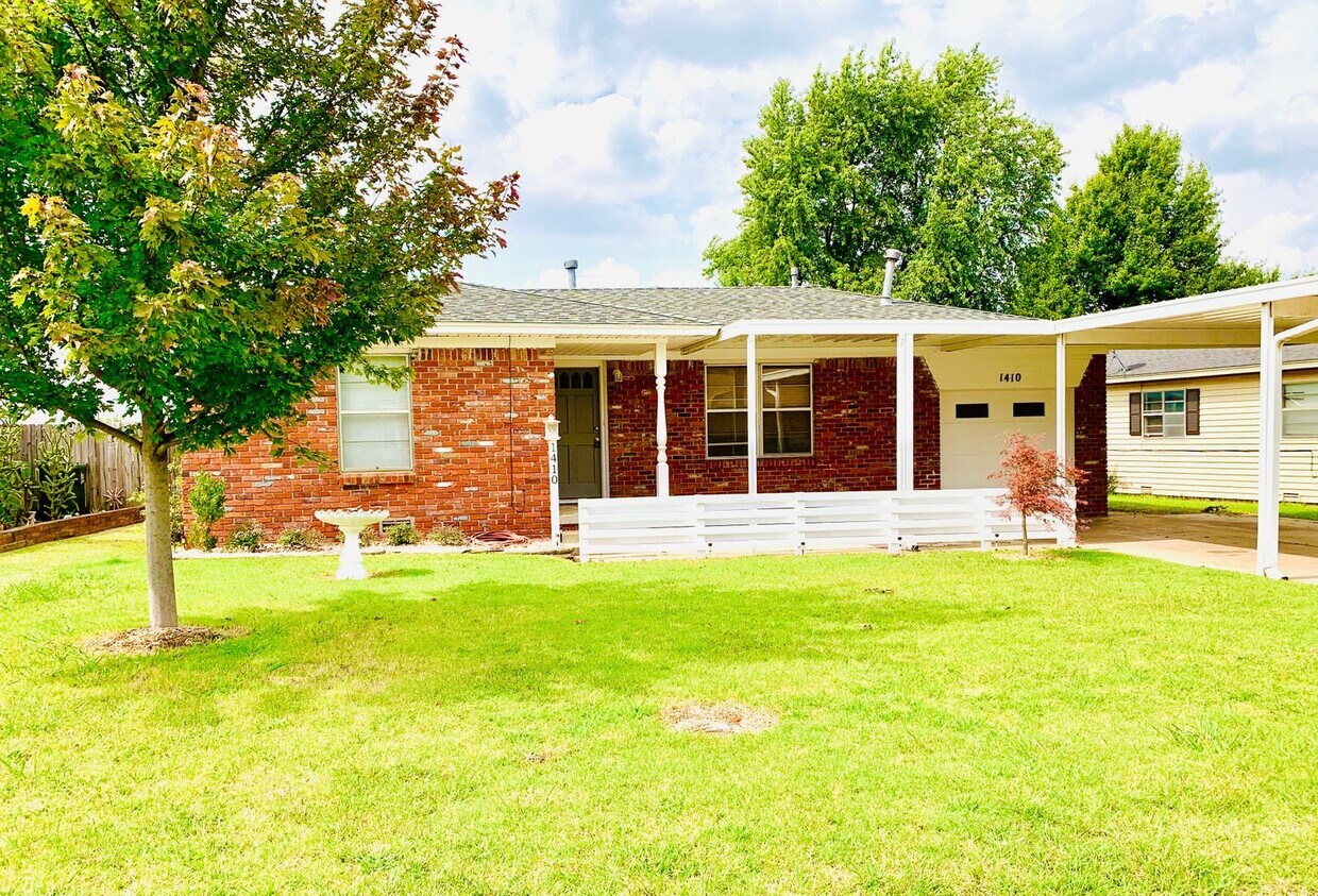 Foto principal - Charming 3BD 1BA Home in Yukon!!