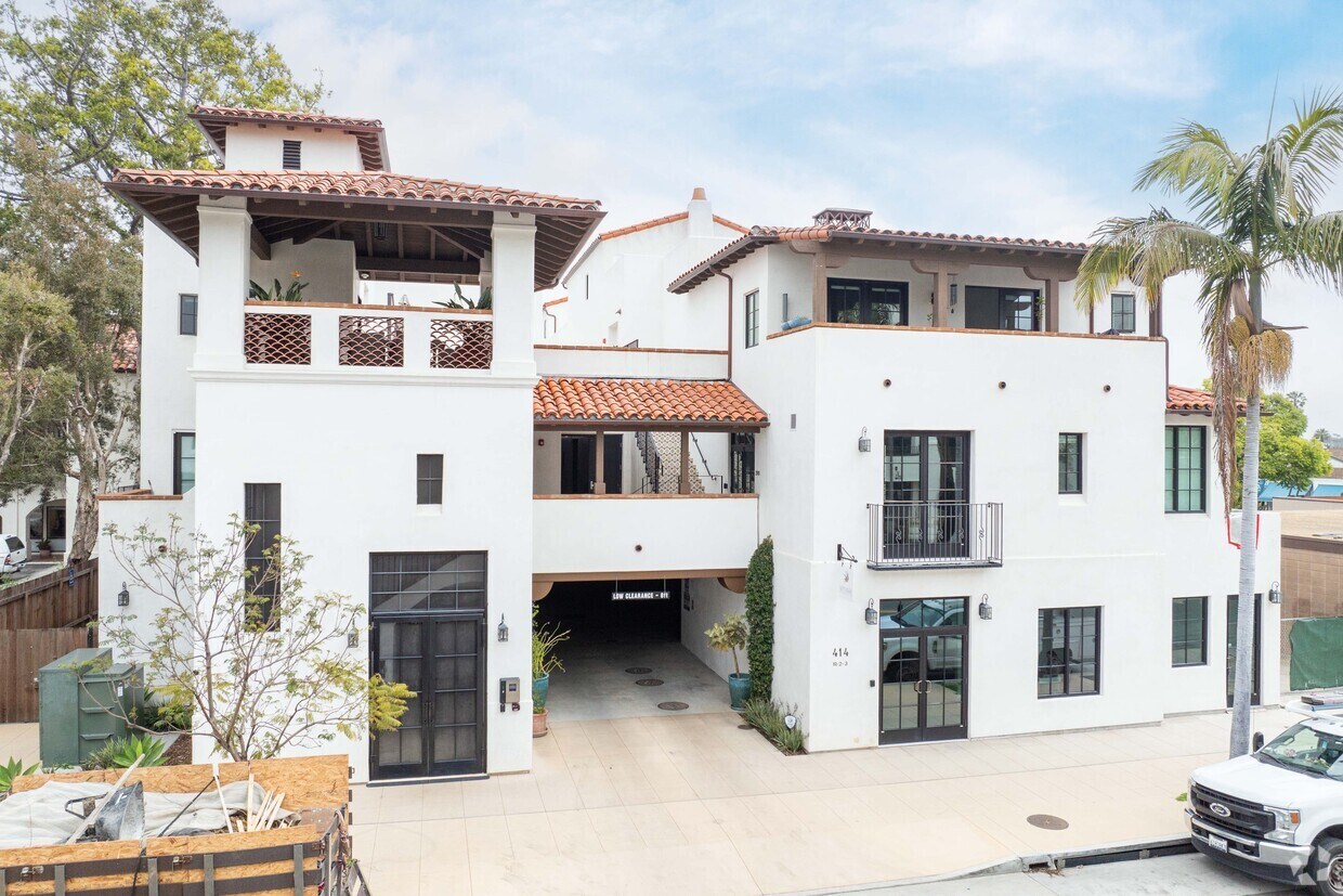 Building Photo - 414 Chapala St