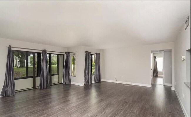 Foto del edificio - 2568 Pine Ridge Way S