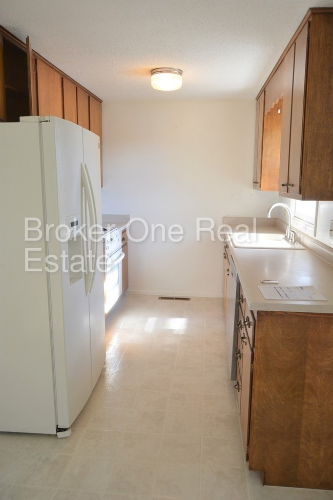 Building Photo - 350 Wind River Ave