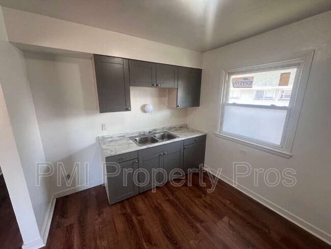 Building Photo - 5650 N 61st St