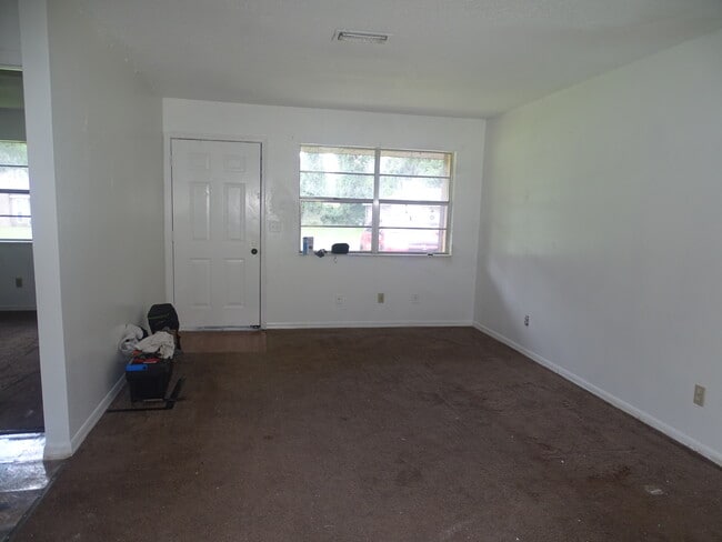 Building Photo - 123 SE Bracken Way