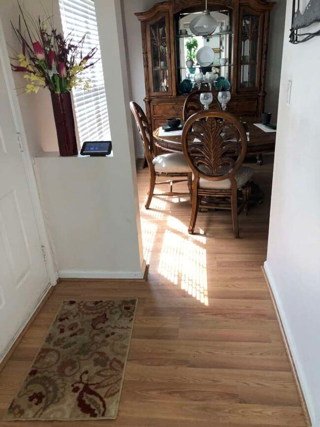 Foto del edificio - VERY NICE END UNIT TOWNHOME