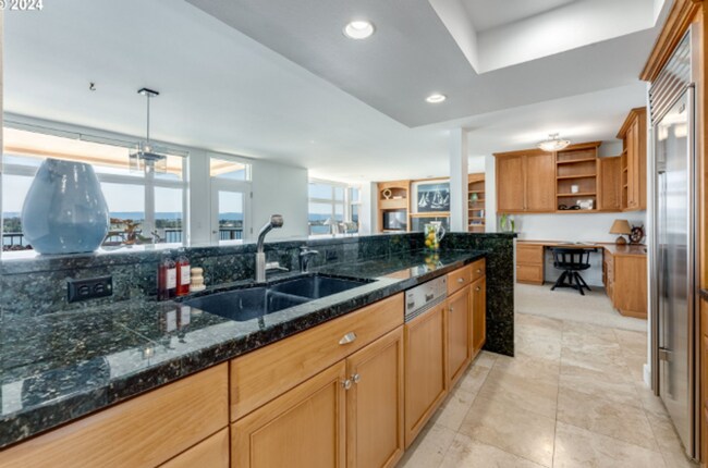 Foto del edificio - Elegant Riverfront Condo with Panoramic Vi...