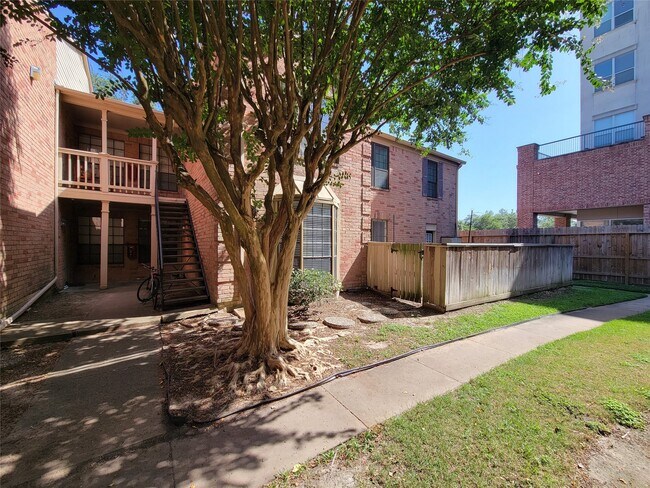 Foto del edificio - 2255 Braeswood Park Dr