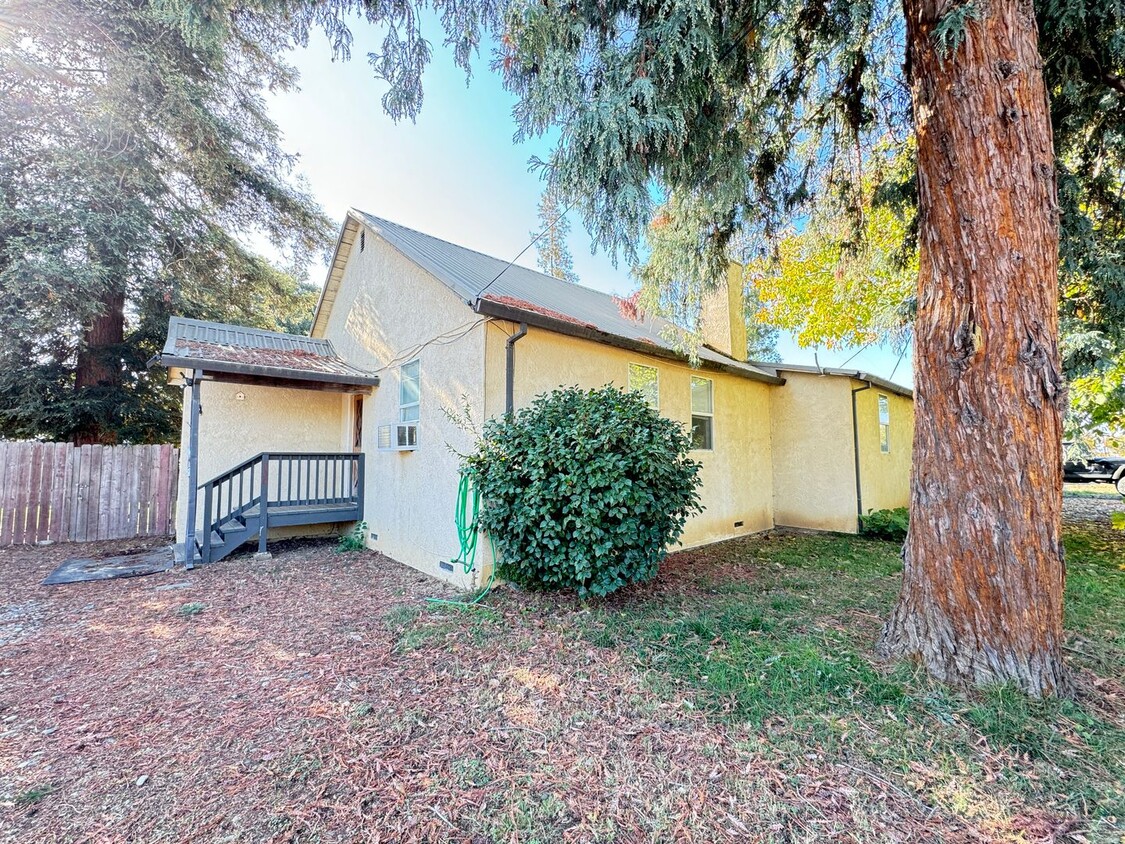 Primary Photo - 3 bed /1 ba apt (tri-plex)- S.Yuba City