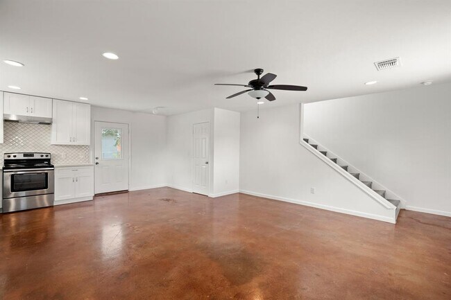 Building Photo - 15302 Spring Hill Ln