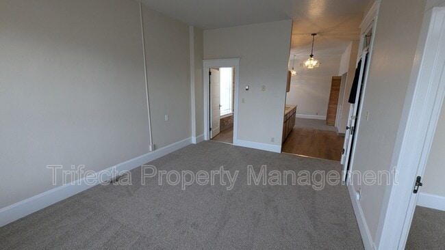 Building Photo - 202 1st St