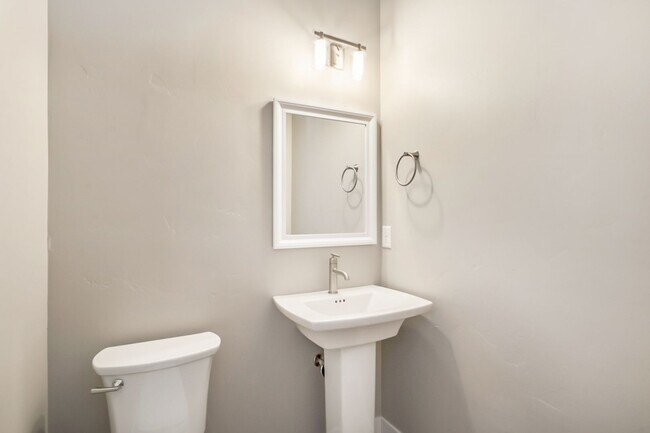 Foto del edificio - $1,200 Move-In Credit! Brand New 3 Bed Townhome in Prime Location