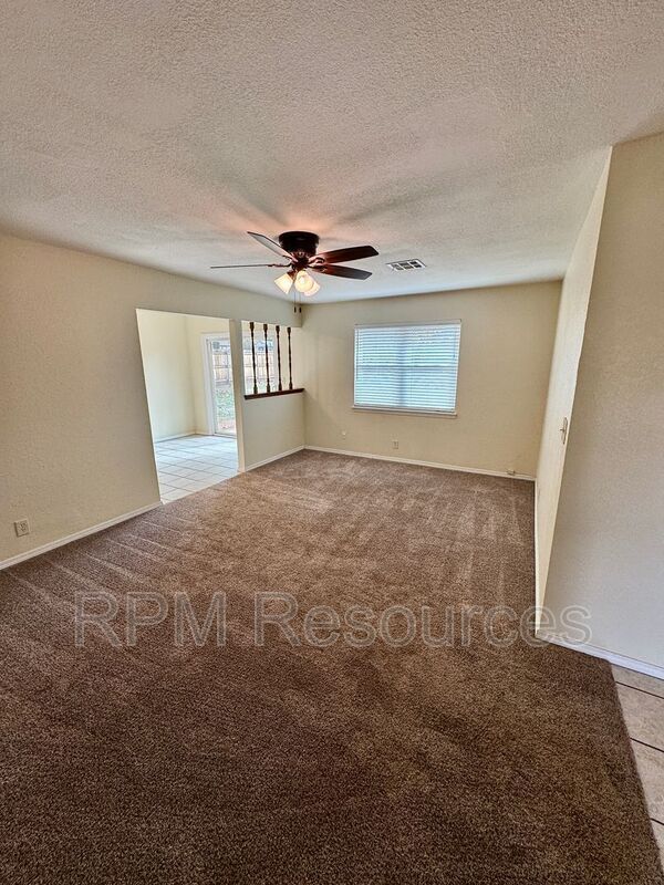 Foto del edificio - 440 E Carson Ln