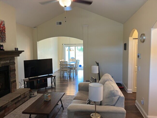 Foto del edificio - "Charming 3-Bedroom Home with 2 Full Baths in Greenville's Forest Ridge!"