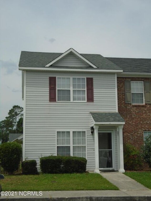 Foto principal - This cute home is an end unit providing mo...