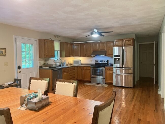 Foto del edificio - 75 Tenney Rd