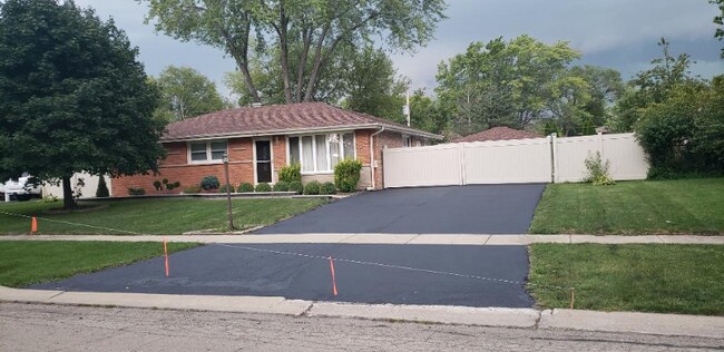 Building Photo - 978 E Capri Dr