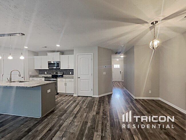 Building Photo - 552 Medallion Cir