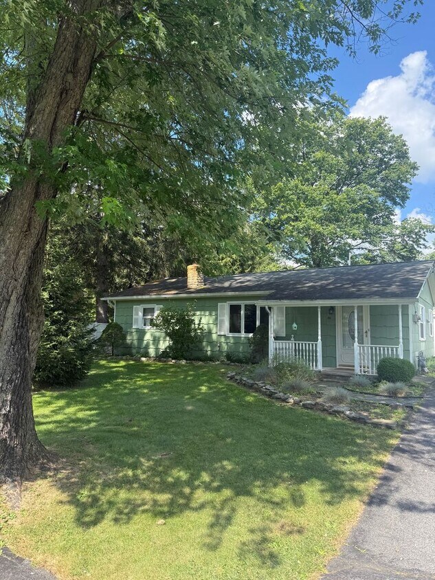 Foto principal - 3 Bedroom House With Large Yard and Garage