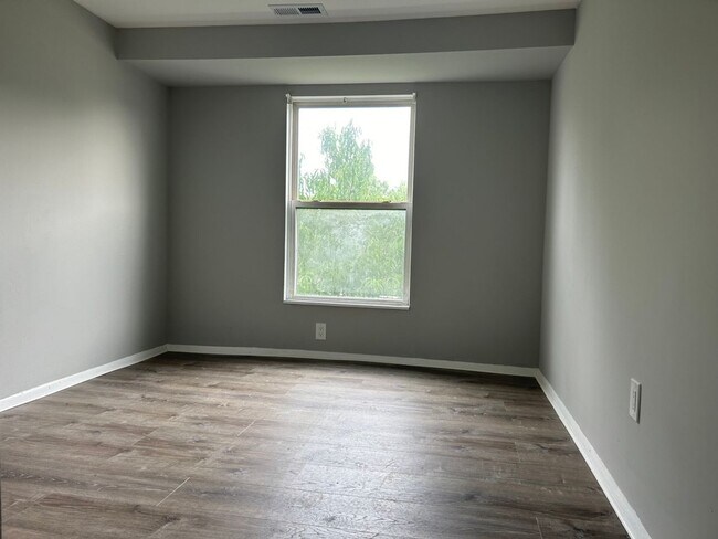Building Photo - 1302 McClellan Ave