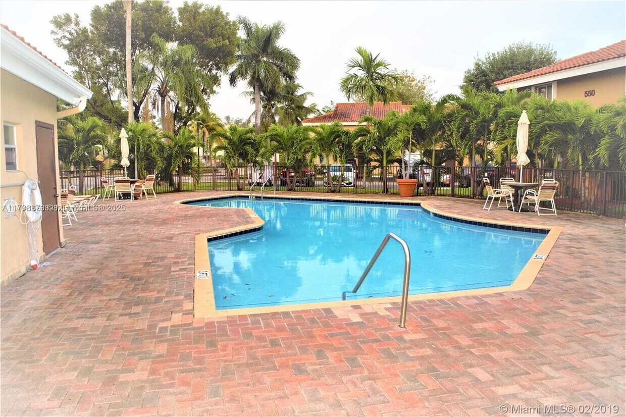 Foto del edificio - 560 NW 82nd Pl