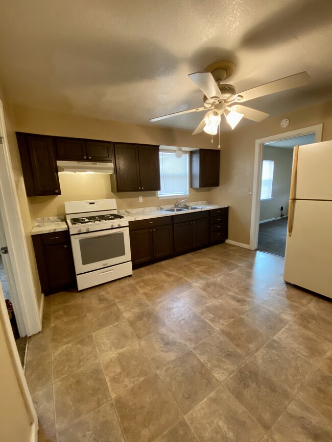 kitchen - 1500 N Sam Houston Ave