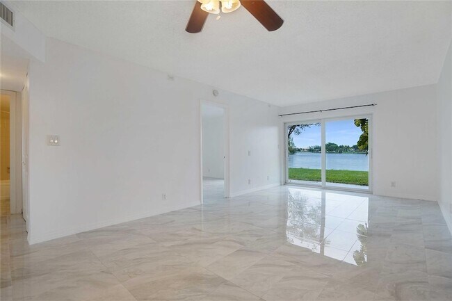 Foto del edificio - 8720 N Sherman Cir